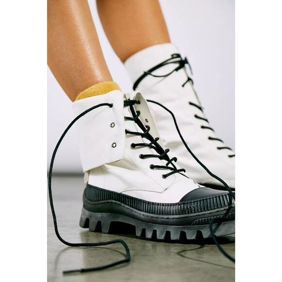 New- Free People GOLDIE  LUG SOLE BOOT CONVERTIBLE LACE UP BOOT Size:71/2 (38) - Picture 1 of 4